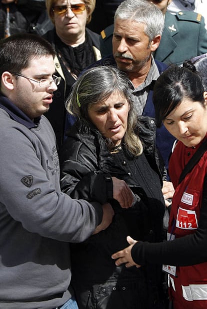 La madre y, detrás de ella, el padre de Cristina Martín, a la salida del funeral por su hija en Seseña.