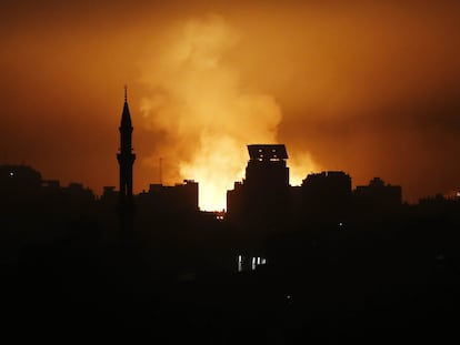 Zona bombardeada este jueves de madrugada en la ciudad de Gaza.