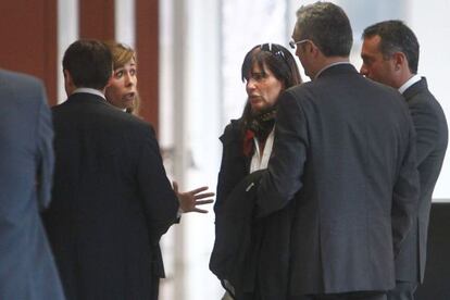Sánchez Camacho, a la izquierda, habla con María Victoria Álvarez, examante de Jordi Pujol Ferrusola.
