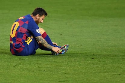 O argentino Lionel Messi ajusta a chuteira no jogo do Barça contra o Napoli pela Champions em agosto.