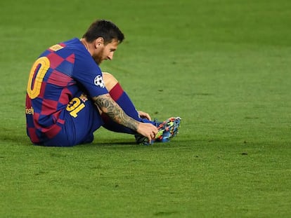 O argentino Lionel Messi ajusta a chuteira no jogo do Barça contra o Napoli pela Champions em agosto.