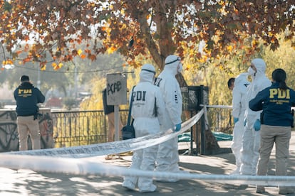 Detectives de la Policía de Investigaciones trabajan en el sitio donde se encontraron a dos personas muertas, en Santiago.