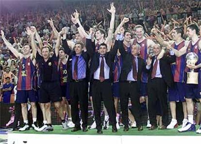 Jugadores y técnicos del Barcelona celebran la conquista del título.