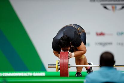 Siti Aisyah Md Rosli, de Malasia, besa una de las pesas después de levantarla tras competir en la final femenina levantamiento de pesas 90kg, durante los Juegos de la Commonwealth en Gold Coast (Australia), el 9 de abril de 2018.