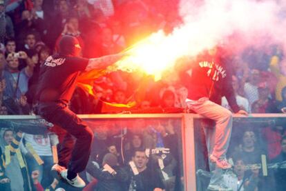 Dos hinchas serbios con una bengala, durante el partido del martes en Génova entre Italia y Serbia.