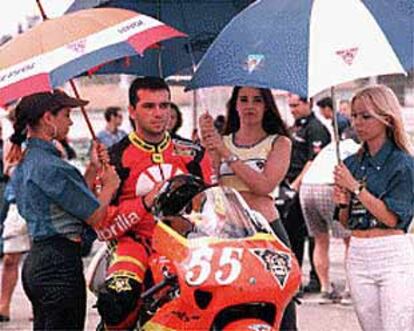Uno de los jóvenes pilotos que corrió ayer en el circuito de Cheste.
