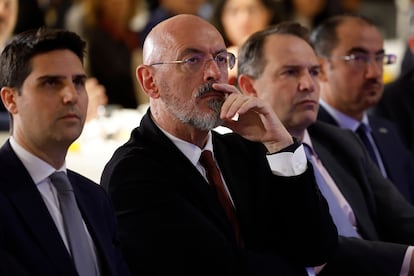 El consejero Emilio Viciana, y los rectores de Madrid Joaquín Goyache (Complutense), Óscar García (Politécnica) y Ángel Arias (Carlos III), durante el desayuno.