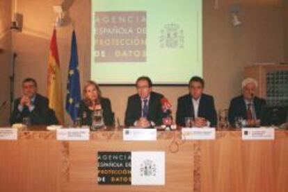 Jos&eacute; Domingo G&oacute;mez, de Autocontrol; Elena F&oacute;mez, de Adigital; Jos&eacute; Luis Rodr&iacute;guez, de la AEPD; Antonio Traugott, de IAB_Spain, y Jes&uacute;s Rub&iacute;, de la AEPD, en la presentaci&oacute;n de la gu&iacute;a.