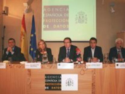 Jos&eacute; Domingo G&oacute;mez, de Autocontrol; Elena F&oacute;mez, de Adigital; Jos&eacute; Luis Rodr&iacute;guez, de la AEPD; Antonio Traugott, de IAB_Spain, y Jes&uacute;s Rub&iacute;, de la AEPD, en la presentaci&oacute;n de la gu&iacute;a.