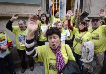 Manifestación de afectados por las participaciones preferentes y deuda subordinada ante la oficina central de Novagalicia Banco. EFE/Archivo