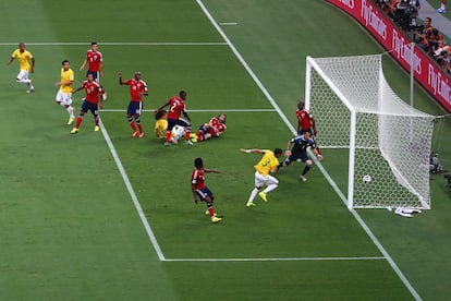 Thiago Silva marca el primer gol del encuentro. 
