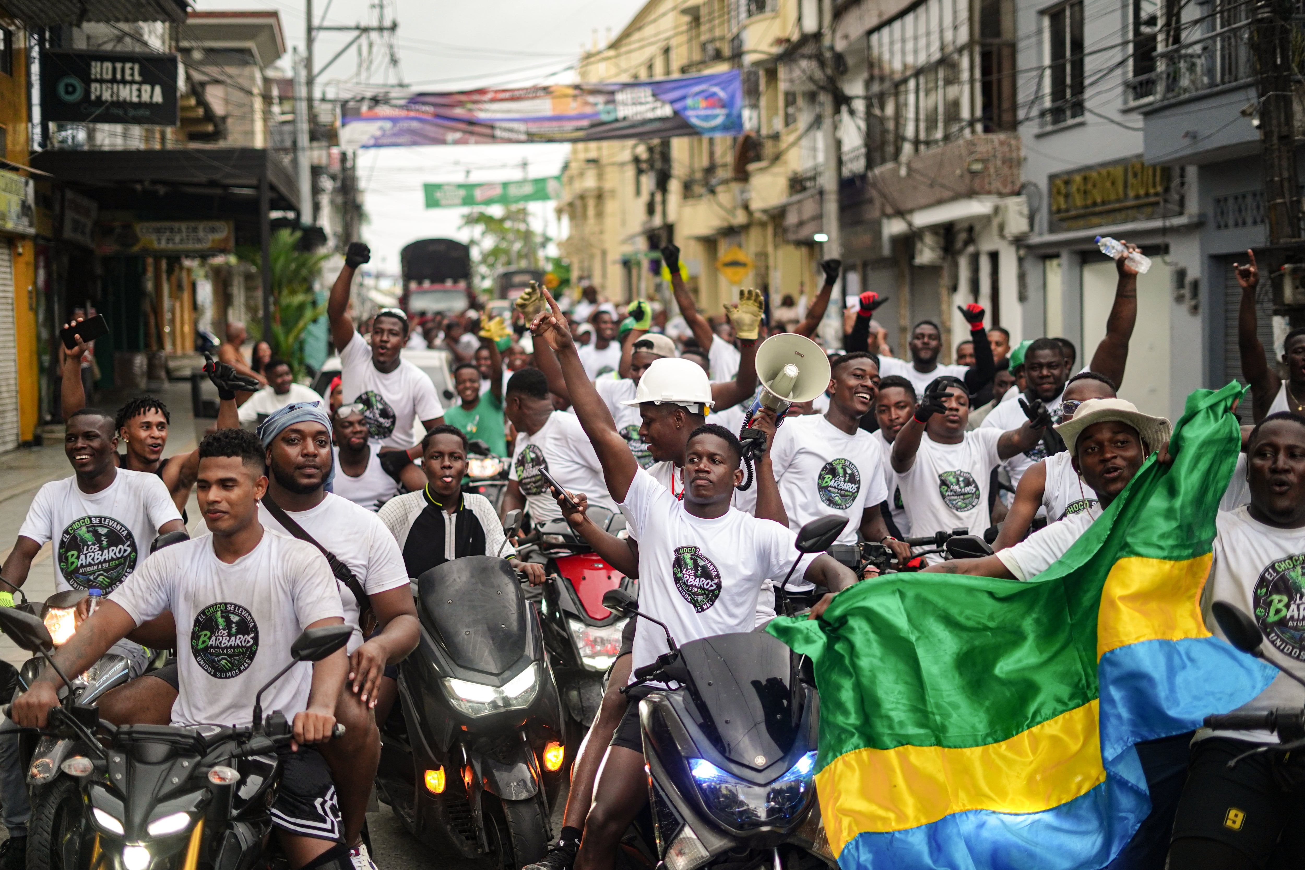 Al ritmo de Los Bárbaros: la brigada de jóvenes chocoanos que mueven escombros y ayuda humanitaria