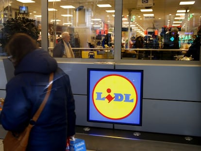 una mujer pasa frente a un supermercado Lidl