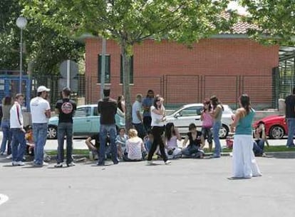 Amigos de los fallecidos y heridos en el accidente se consuelan mientras esperan noticias.