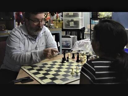 Fotograma de un vídeo en el que Fernando Moreno intenta ayudar, a través del ajedrez, a una alumna con problemas sociales por la separación de sus padres en Broad Acres (Maryland, EEUU)
