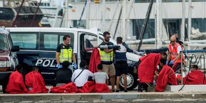 Migrantes atendidos en el puerto de Naos, en Arrecife, tras su rescate el sábado.