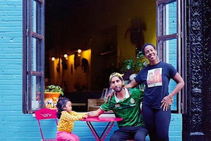 Karina García, su esposo, Lalo Rodríguez y su hija, en el restaurante Cocina Consuelo.