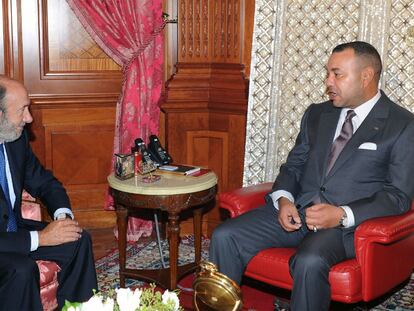 El rey de Marruecos, Mohamed VI, recibe al ministro del Interior, Alfredo Pérez Rubalcaba, en Rabat.