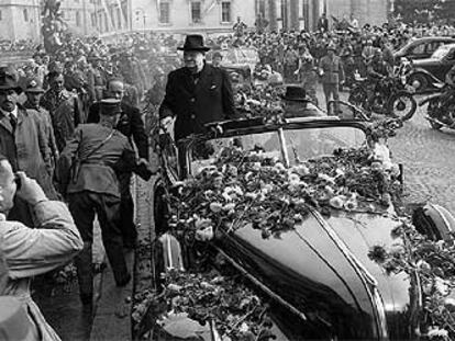 Winston Churchill pasea en coche descubierto por las calles de Zúrich en septiembre de 1946.
