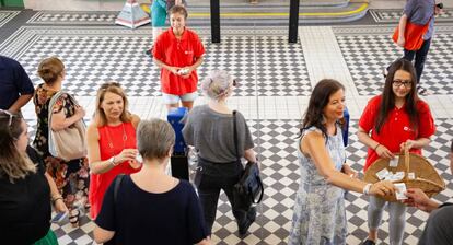 Reparto de desodorante en la línea U6 del metro de Viena.