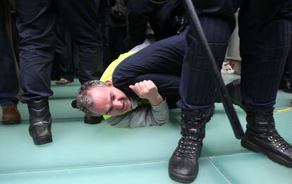 La policía inmoviliza a un trabajador de Iberia durante las cargas policiales que han tenido lugar esta mañana en la T4 de aeropuerto de Barajas. Ha habido 5 detenidos y un herido.