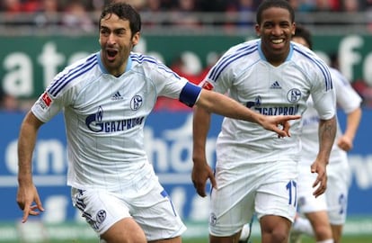 Schalke&#039;s Ra&uacute;l celebrates scoring with Peruvian striker Jefferson Farf&aacute;n (r). 
 