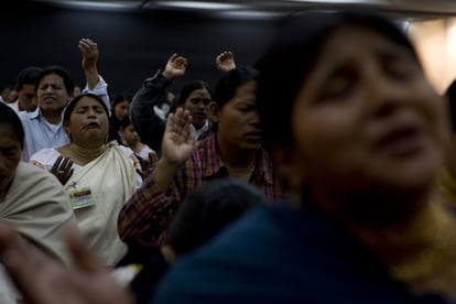 En 1997 los evangélicos en Madrid representaban apenas un 0,25% de la población. Hoy se acercan al 2%. En la ciudad ya existe un medio millar de centros de culto. La Iglesia evangélica ha ganado terreno gracias a la labor de los “ministerios latinos” llegados de Ecuador, Colombia, Bolivia, Argentina y Brasil.