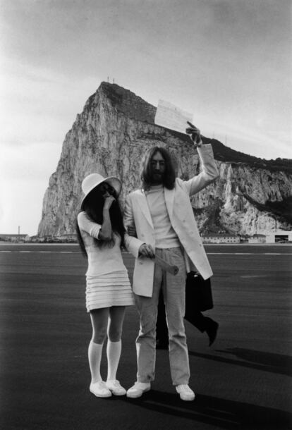 John Lennon y Yoko Ono se casaron en Gibraltar el 20 de marzo de 1969. Un vestido minifaldero con mangas tres cuartos y botas altas fue la elección de novia de la artista.