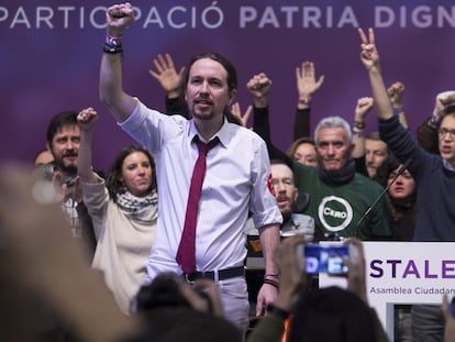 El líder de Podemos, Pablo Iglesias, al final de la asamblea.