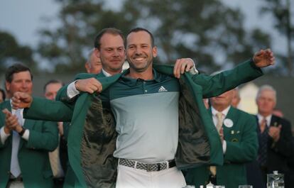 El golfista español derrota a Justin Rose en el 'playoff' de Augusta y se convierte en el tercer español que gana allí tras Severiano Ballesteros y Olazabal. En la imagen, Willett pone la chaqueta verde a Sergio García.