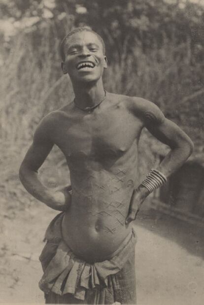 Un joven sonríe durante la expedición al Congo de Leo Froebius.