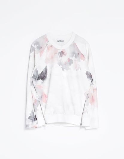 Sudadera estampada con cremalleras. Es de Zara (29,95 euros).