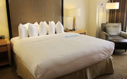 Una cama con almohadas en uno de los hoteles de Conrad. 