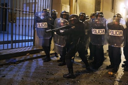 Polic&iacute;as antidisturbios lanzan pelotas de goma contra los manifestantes. 