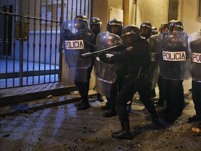 Policías antidisturbios lanzan pelotas de goma contra los manifestantes, el pasado 28 de octubre.