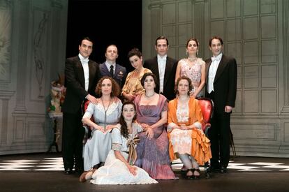 Los protagonistas de la obra 'El tiempo y los Conway' posan ataviados con su vestuario de época.