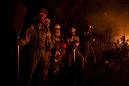 Un grupo de bomberos forestales tratan de extinguir el fuego, a 22 de agosto de 2025, en Argayo, en la provincia de León.