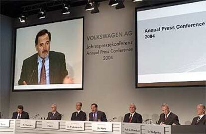 El presidente de Volkswagen, Bernd Pischetsrieder, se dirige a los periodistas, ayer en Wolfsburg.