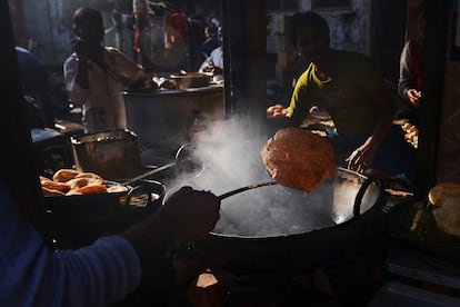 'Pooris matutinos'. Los pooris son un desayuno típico en los sinuosos callejones de la Vieja Delhi. Se cocinan en enormes cubas de aceite hirviendo en la calle y se sirven con un plato de garbanzos.