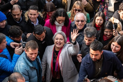 Jeannette Jara, candidata presidencial asiste a su local de votación durante la jornada de elecciones primarias. 