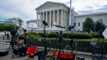 Periodistas y cámaras ante la sede del Tribunal Supremo de EE UU en Washington, este jueves.