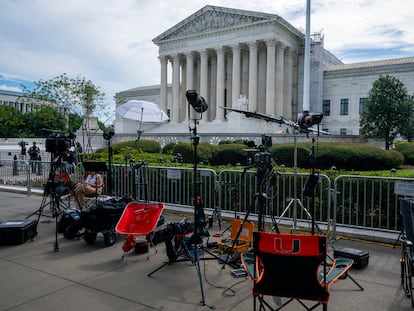 Periodistas y cámaras ante la sede del Tribunal Supremo de EE UU en Washington, este jueves.