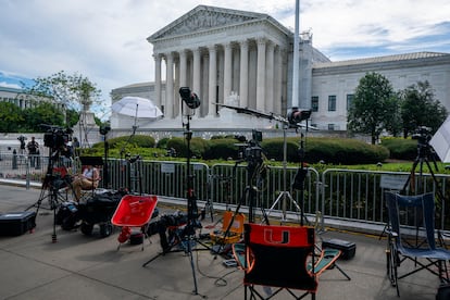 Periodistas y cámaras ante la sede del Tribunal Supremo de Estados Unidos en Washington, en una imagen de archivo.