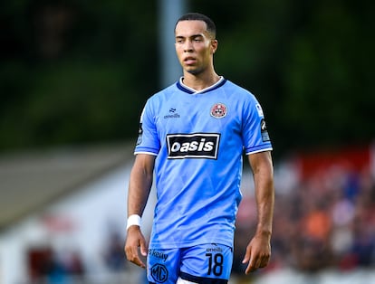 Douglas James-Taylor, del Bohemian FC (Dublín), con la camiseta que rinde homenaje a la banda Oasis.