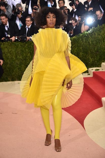 Solange homenajea al Lemonade de su hermana Beyoncé y lo apuesta todo al amarillo. Nunca está de más hacer promo a la familia.