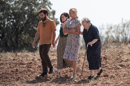 Ricardo Gómez, Elena Rivera, Ana Duato y María Galiana, en el último capítulo de 'Cuéntame'.