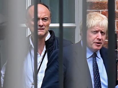 Dominic Cummings, detrás de Boris Johnson, a las puertas de Downing Street, el pasado septiembre.