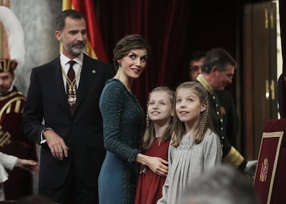Los Reyes y sus hijas, la princesa Leonor y la infanta Sofía, en la apertura solemne de las Cortes Generales de la XII Legislatura en el Congreso de los Diputados, el 17 de noviembre de 2016.