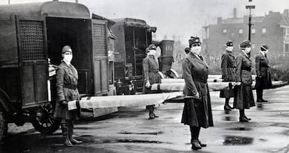 Personal de la Cruz Roja sostiene camillas durante la pandemia de la gripe española en San Luis (Misuri, Estados Unidos) sobre 1918.