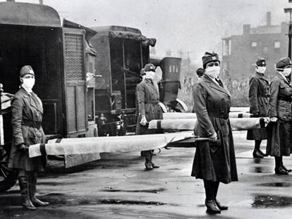 Personal de la Cruz Roja sostiene camillas durante la pandemia de la gripe española en San Luis (Misuri, Estados Unidos) sobre 1918.